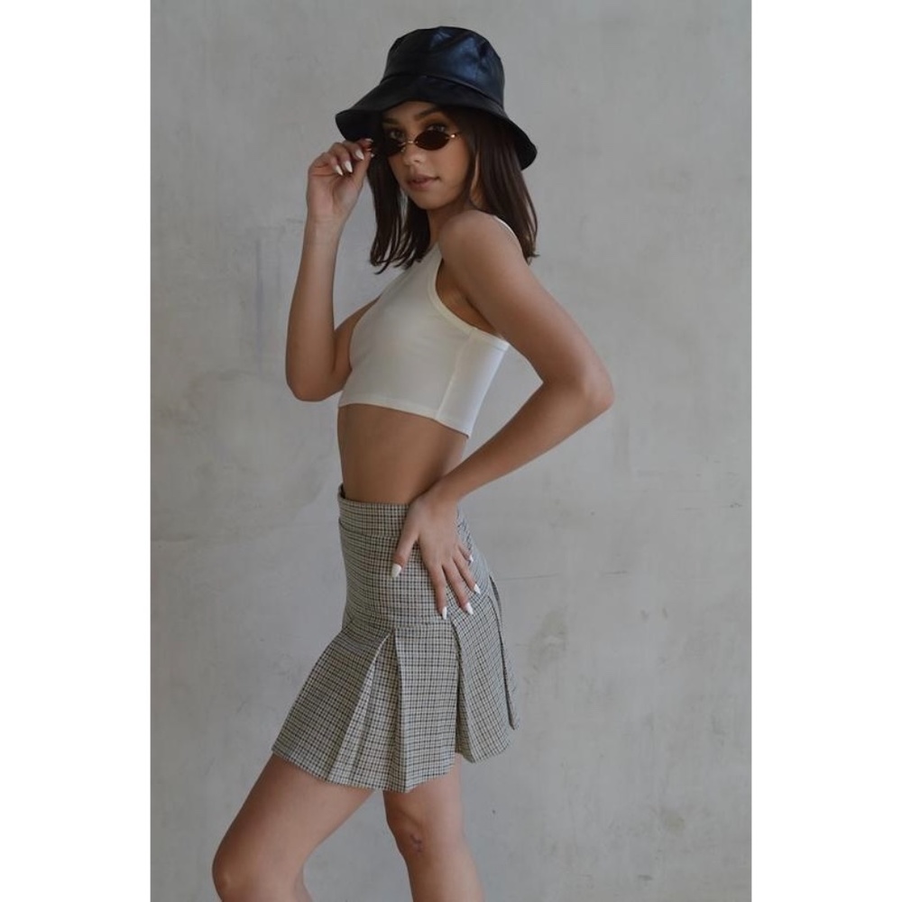 Britt Ribbed Crop Top in White - Picture 4 of 4